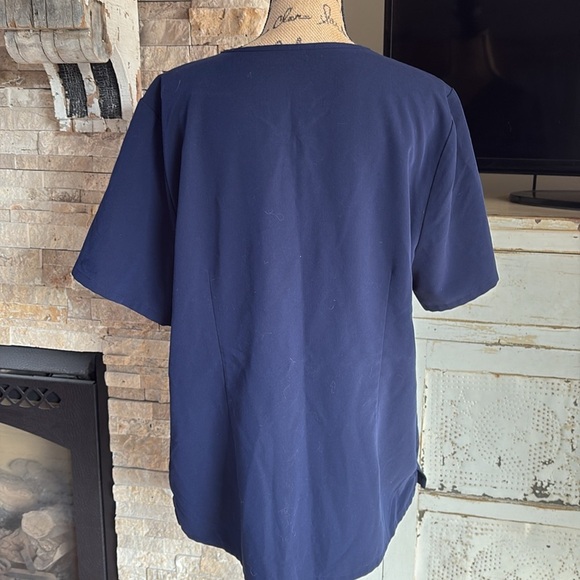 FIGS vneck short sleeve 2 front pocket Tech Collection scrub shirt navy blue - Picture 9 of 16